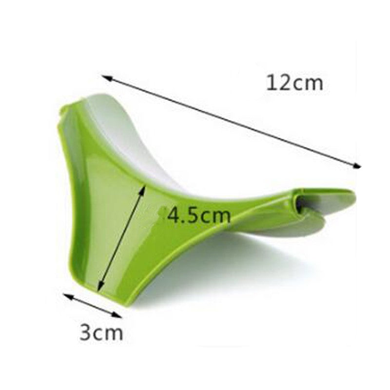 Silicone pot pour spout clipped on pot edge